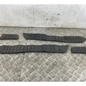 Miglior Prezzo Set Tappetini Pedane In Gomma Poggiapiedi Suzuki Burgman 650 Executive Dal 2004 al 2006
